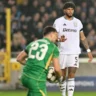 Tyrone Mings comete pênalti bizarro ao tocar a bola com a mão dentro da área, resultando na primeira derrota do Aston Villa na Liga dos Campeões contra o Club Brugge