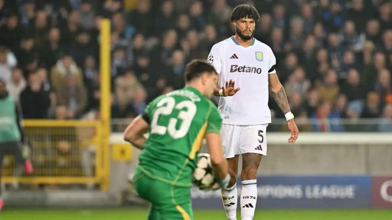 Tyrone Mings comete pênalti bizarro ao tocar a bola com a mão dentro da área, resultando na primeira derrota do Aston Villa na Liga dos Campeões contra o Club Brugge