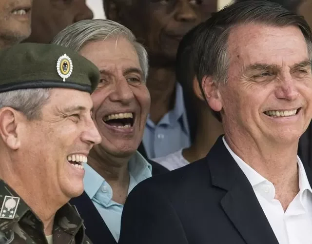 Generais Braga Neto e Augusto Heleno e o presidente Jair Bolsonaro - Arquivo/DW
