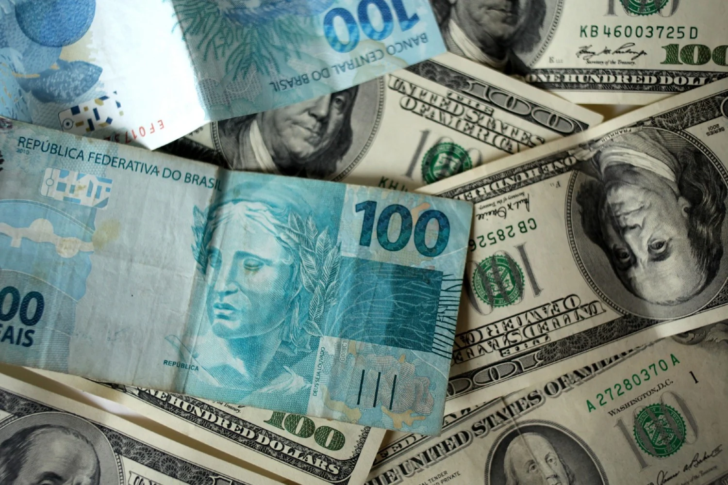 Dólar alto impactando os preços no Brasil e a economia no dia a dia.