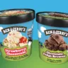 Potes do sorvete Ben & Jerry’s em um fundo azul para ilustração da marca