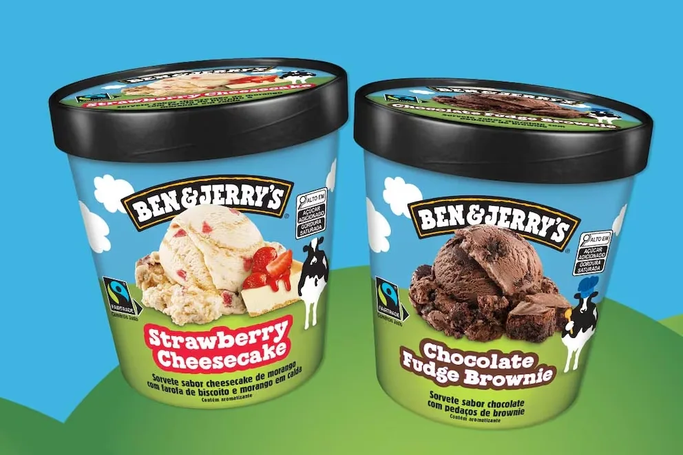 Potes do sorvete Ben & Jerry’s em um fundo azul para ilustração da marca