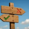 # 5 ativos para evitar com a Selic em alta # **Veja 5 ativos para evitar com a Selic em alta e proteger seu portfólio** ## *Com a taxa de juros a 14,75% ao ano, algumas aplicações perdem atratividade — descubra quais ativos evitar e como manter sua carteira mais segura.* Na última super-quarta (7), a [**Copom eleva Selic a 14,75% e sinaliza aperto prolongado**](https://www.notion.so/Copom-eleva-Selic-a-14-75-e-sinaliza-aperto-prolongado-1edfcb3d152380b2930fcff4c83a9d5b?pvs=21), nível mais alto desde 2006, o que eleva o custo do crédito e impacta diretamente tanto investimentos em renda fixa quanto em renda variável. A decisão **beneficia quem busca proteção** em aplicações pós-fixadas, mas pode provocar **desvalorizações e baixo rendimento em ativos que não acompanham essa alta**. Por isso, é fundamental entender quais são os **ativos para evitar com a Selic em alta**, especialmente se o objetivo for preservar capital e, ao mesmo tempo, manter a carteira alinhada a oportunidades que realmente tragam **rentabilidade acima do CDI** ou que ofereçam proteção real contra a [inflação](https://www.ipeinvest.com.br/post/entenda-a-infla%C3%A7%C3%A3o-de-um-jeito-simples). ***Se seus ativos não estão rendendo nem com a Selic a 14,75%, talvez o problema não seja o mercado…*** **📉 *Talvez seja a falta de uma estratégia que realmente funcione.*** **🎓 *[O Super ETF pode ser o ponto de virada. Veja a aula gratuita.](https://www.superetf.com.br/?utm_source=space&utm_campaign=evergreen&utm_content=1)*** ## 5 ativos para evitar com a Selic em alta Pensando nisso, confira 5 ativos para evitar com a Selic em alta, que **oferecem retornos inferiores** ou podem mesmo **sofrer desvalorizações** quando ela está nesse patamar: ### Poupança Em primeiro lugar, a [**caderneta de poupança**](https://www.spacemoney.com.br/educacao-financeira/poupanca-guia-completo-para-investidores/) rende 0,5% ao mês quando a Selic está acima de 8,5% ao ano, o que equivale a cerca de **6,17% ao ano**. Esse rendimento fica muito abaixo da própria Selic e de outras opções de renda fixa pós-fixadas, gerando **perda de poder de compra** em cenários de inflação mais alta. Se você tem recursos aplicados nessa modalidade, é recomendado **migrar recursos da poupança para títulos pós-fixados**, como o Tesouro Selic ou CDBs que acompanhem 100% do CDI, pois esses instrumentos passam a oferecer rentabilidades **superiores** sem abrir mão da [liquidez diária](https://www.spacemoney.com.br/educacao-financeira/qual-a-importancia-da-liquidez/). ### Títulos prefixados Em segundo lugar, os **títulos prefixados**, como o Tesouro Prefixado e CDBs pré-fixados, têm a taxa de juros definida no momento da compra e são marcados a mercado diariamente. Com a Selic subindo para 14,75%, o **preço desses papéis cai**, já que as novas emissões oferecem taxas mais altas. Em um ambiente de alta de juros, quem precisar resgatar antes do vencimento pode enfrentar **prejuízos** significativos devido à desvalorização dos títulos prefixados. ### Crédito privado (debêntures e fundos de crédito) Em terceiro lugar, as [**debêntures**](https://www.spacemoney.com.br/educacao-financeira/o-que-sao-debentures-entenda-de-um-jeito-simples-e-rapido/) de empresas com alto risco de crédito e fundos de crédito privado tendem a sofrer quando a Selic sobe, pois o **custo de captação das empresas aumenta e o risco de inadimplência se eleva**. Além disso, fundos de crédito privado costumam cobrar taxas de administração elevadas, reduzindo ainda mais o retorno líquido ao investidor. Em cenários de alta [volatilidade](https://www.ipeinvest.com.br/post/volatilidade-como-este-fator-afeta-seus-investimentos) e juros elevados, o mercado pode penalizar esses ativos com **resgates** em massa, pressionando as cotas e provocando oscilações indesejadas na carteira. ### Fundos imobiliários de shopping e lajes corporativas Seguindo a lista, os [**FIIs de tijolo**](https://www.spacemoney.com.br/educacao-financeira/guia-completo-para-voce-investir-em-fiis-em-2025/), especialmente aqueles que investem em **shoppings** e **lajes corporativas**, sofrem com a desaceleração do consumo e o aumento nos custos de financiamentos imobiliários. Isso gera maior vacância, menor valor de aluguel e, consequentemente, **queda no valor das cotas**. Além disso, a migração de investidores para a renda fixa, em busca de rendimentos garantidos pela Selic alta, **reduz a demanda por cotas de FIIs de tijolo**, pressionando ainda mais seus preços no mercado secundário. ### Ações de consumo discricionário e setores cíclicos Por fim, empresas de **consumo discricionário** (varejo não essencial) e **construção civil** dependem de crédito barato e de um ambiente de demanda forte, ambos afetados pela Selic a 14,75%. O encarecimento do crédito e a redução do poder de compra dos consumidores tendem a diminuir as receitas dessas companhias. Com isso, suas margens são pressionadas e as ações podem apresentar **volatilidade** e **desvalorização**, fazendo delas ativos menos recomendados até que haja sinalização clara de redução da taxa básica de juros. ❌ ***Agora você já sabe em quais ativos não investir.*** ***Mas saber o que evitar não basta — o que muda o jogo é ter uma estratégia sólida pra aplicar com confiança.*** **🎯 *[O Super ETF te mostra esse caminho. Comece com a primeira aula gratuita.](https://www.superetf.com.br/?utm_source=space&utm_campaign=evergreen&utm_content=2)*** ## Protegendo seu portfólio em ambiente de juros altos Diante do atual ciclo de juros elevados, é essencial **reavaliar** sua alocação de ativos, priorizar títulos pós-fixados que acompanhem a Selic (Tesouro Selic, CDBs DI) e considerar estratégias de diversificação, como **ETFs** **de renda fixa** e de setores menos sensíveis aos juros. E se você está pensando que investir em ETFs é uma tarefa complicada e destinada só para investidores experientes, o Super ETF te mostra que isso é errado. Com o Super ETF você aprende a investir em ETFs e opções de um jeito simples, gerando dividendos todos os meses na sua conta independentemente do patamar da Selic. [***Não perca tempo e clique aqui para saber mais!***](https://www.superetf.com.br/?utm_source=space&utm_campaign=evergreen&utm_content=3) --- Investidor analisa gráfico de ativos financeiros em tela de computador enquanto Selic atinge 14,75% ao ano | Crédito: Entenda como a taxa Selic de 14,75% ao ano afeta diferentes classes de investimentos e quais ativos evitar para proteger seu patrimônio neste cenário | Crédito: SpaceMoney Descubra os 5 principais ativos para evitar com a Selic em alta e aprenda estratégias para proteger seu portfólio no cenário atual Selic, investimentos, renda fixa, poupança, títulos prefixados, debêntures, fundos imobiliários, ações, taxa de juros, rentabilidade / Super ETF