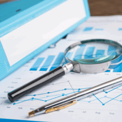 Uma lupa sobre um gráfico financeiro, simbolizando a análise detalhada das ações de seguradoras.