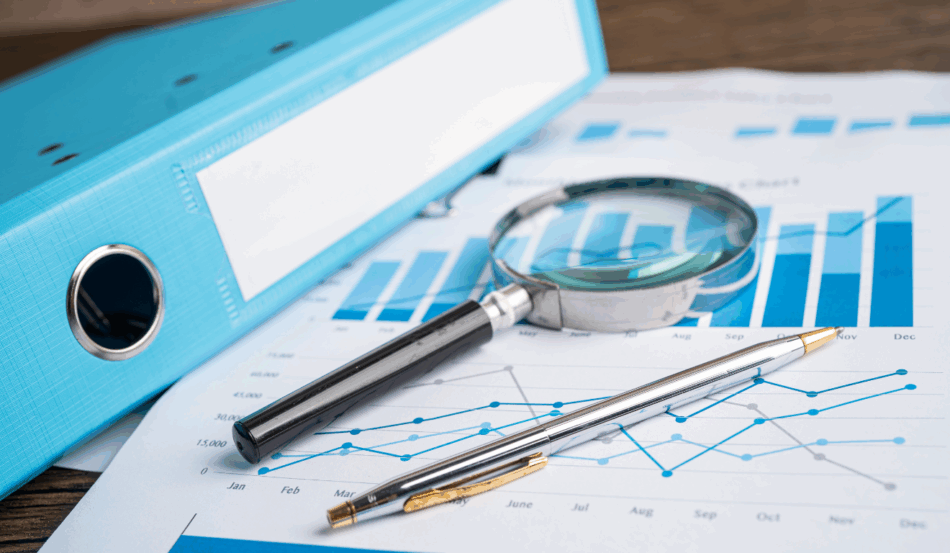 Uma lupa sobre um gráfico financeiro, simbolizando a análise detalhada das ações de seguradoras.