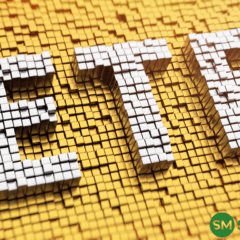 "Imagem em 3D formada por cubos dourados e brancos que compõem a palavra 'ETF' em destaque. No canto inferior direito, o logotipo da SpaceMoney aparece com as iniciais 'SM' em verde dentro de um círculo e o texto 'SpaceMoney' ao lado."