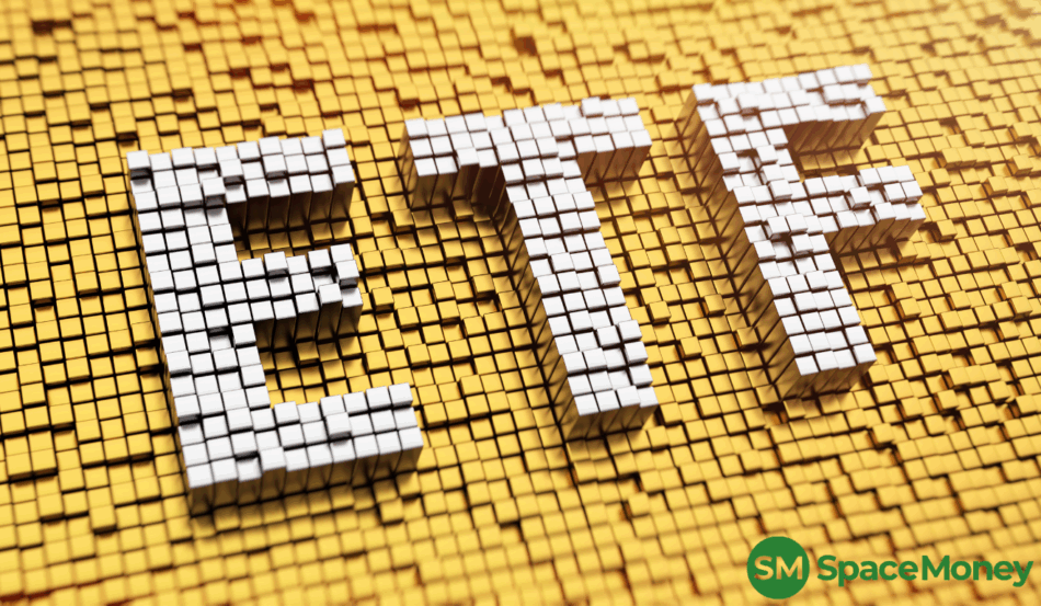 "Imagem em 3D formada por cubos dourados e brancos que compõem a palavra 'ETF' em destaque. No canto inferior direito, o logotipo da SpaceMoney aparece com as iniciais 'SM' em verde dentro de um círculo e o texto 'SpaceMoney' ao lado."