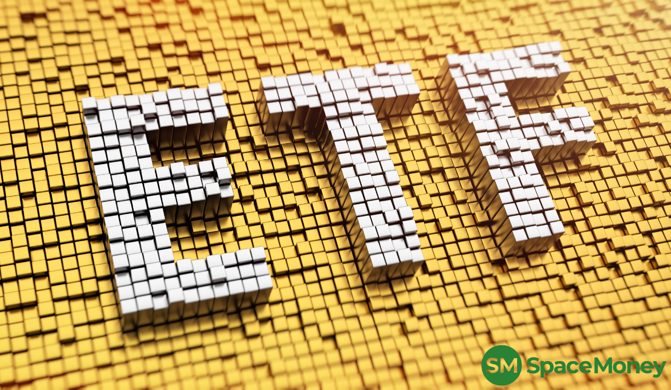 "Imagem em 3D formada por cubos dourados e brancos que compõem a palavra 'ETF' em destaque. No canto inferior direito, o logotipo da SpaceMoney aparece com as iniciais 'SM' em verde dentro de um círculo e o texto 'SpaceMoney' ao lado."