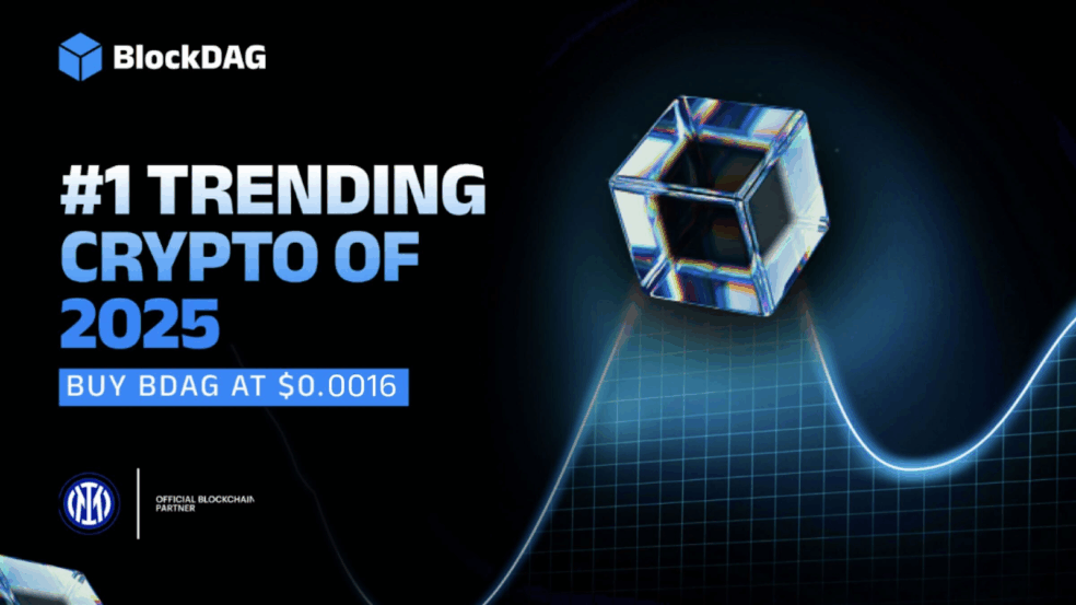 Imagem promocional do BlockDAG mostrando o texto “#1 Trending Crypto of 2025” e “Buy BDAG at $0.0016”, com logotipo de parceiro oficial de blockchain e cubo 3D representando a tecnologia.