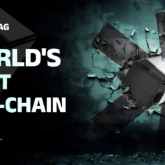Imagem promocional do BlockDAG destacando "World’s First DAG-Chain", com bloco metálico rompendo parede, simbolizando inovação em blockchain.