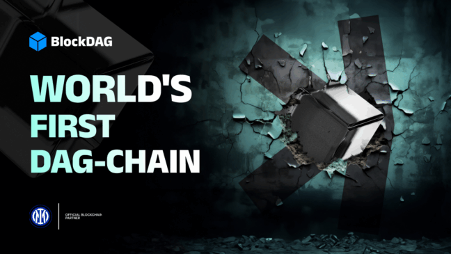 Imagem promocional do BlockDAG destacando "World’s First DAG-Chain", com bloco metálico rompendo parede, simbolizando inovação em blockchain.