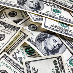 Imagem de notas de 100 dólares americanos empilhadas, simbolizando câmbio, investimentos e cotação do dólar hoje.