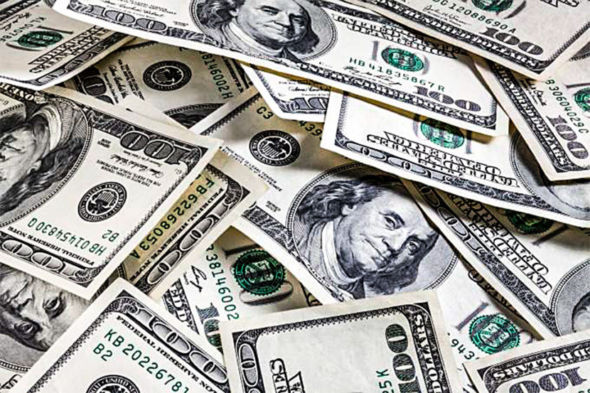 Imagem de notas de 100 dólares americanos empilhadas, simbolizando câmbio, investimentos e cotação do dólar hoje.