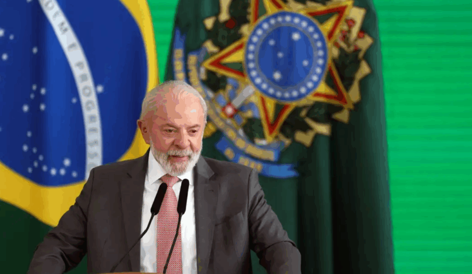 Foto de Lula com fundo da bandeira do Brasil e Donald Trump com fundo da bandeira dos Estados Unidos. O texto da imagem descreve a negociação comercial e a Lei da Reciprocidade.