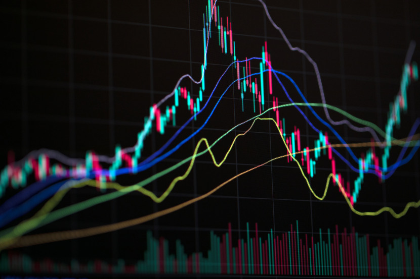 Gráfico de velas da bolsa de valores em um monitor, com linhas coloridas representando médias móveis. O gráfico mostra barras verdes indicando alta e barras vermelhas indicando baixa, refletindo a volatilidade do mercado financeiro. Gráfico de velas da bolsa de valores em um monitor, com linhas coloridas representando médias móveis. O gráfico mostra barras verdes indicando alta e barras vermelhas indicando baixa, refletindo a volatilidade do mercado financeiro.