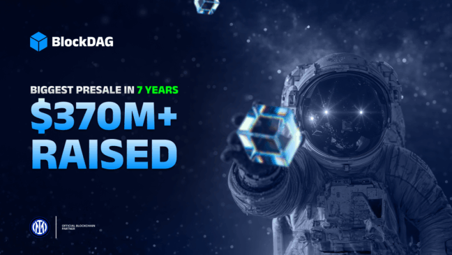 Astronauta no espaço segurando um cubo digital com o logotipo da BlockDAG ao fundo, acompanhado do texto “Biggest Presale in 7 Years – $370M+ Raised”.