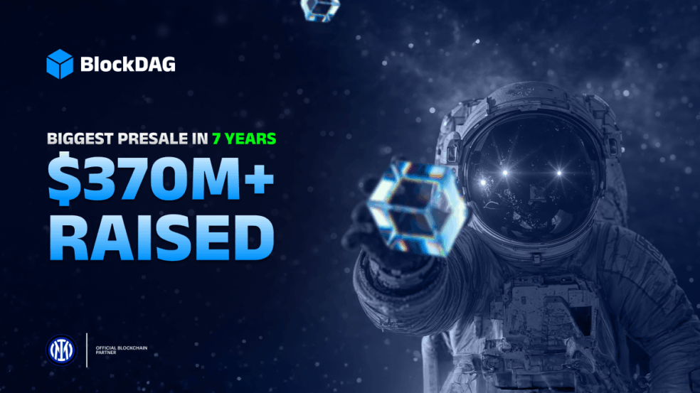 Astronauta no espaço segurando um cubo digital com o logotipo da BlockDAG ao fundo, acompanhado do texto “Biggest Presale in 7 Years – $370M+ Raised”.