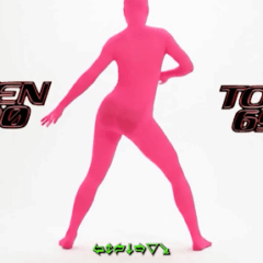 Pessoa em traje rosa neon dançando em fundo branco, com o texto “TOKEN 6900” em destaque, representando um meme visual ligado a criptomoedas.