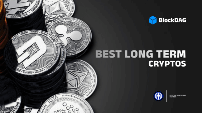 Imagem com moedas digitais como Ripple (XRP), Ethereum e Dash sobre fundo escuro, com o texto “Best Long Term Cryptos” e o logotipo da BlockDAG.