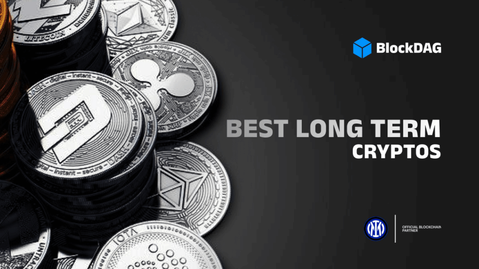 Imagem com moedas digitais como Ripple (XRP), Ethereum e Dash sobre fundo escuro, com o texto “Best Long Term Cryptos” e o logotipo da BlockDAG.