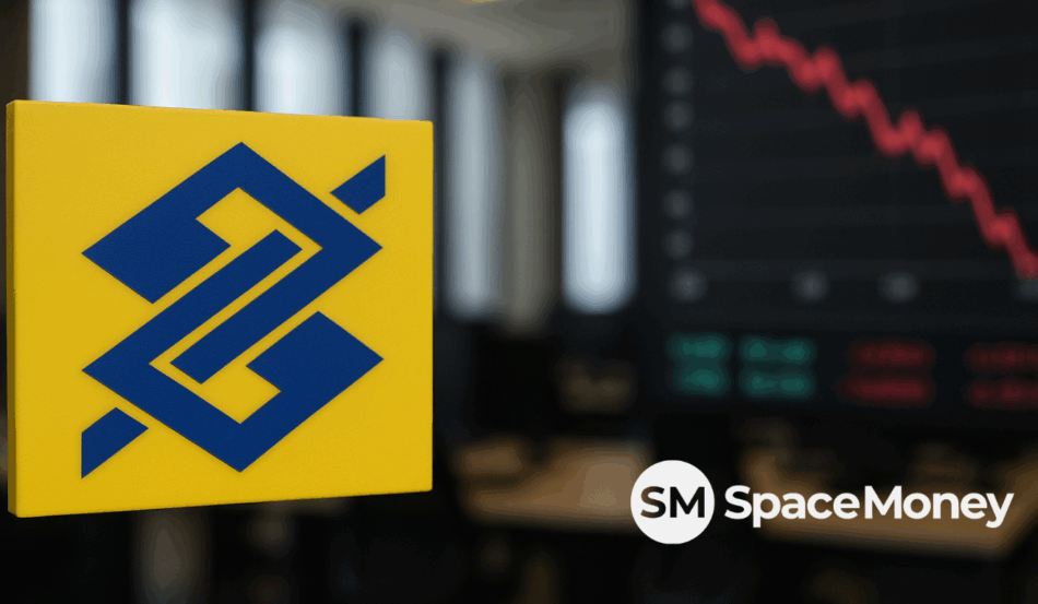 Imagem do logotipo do Banco do Brasil, BB, em um ambiente de escritório. Representa a queda da ação BBAS3 por conta de notícias sobre política.