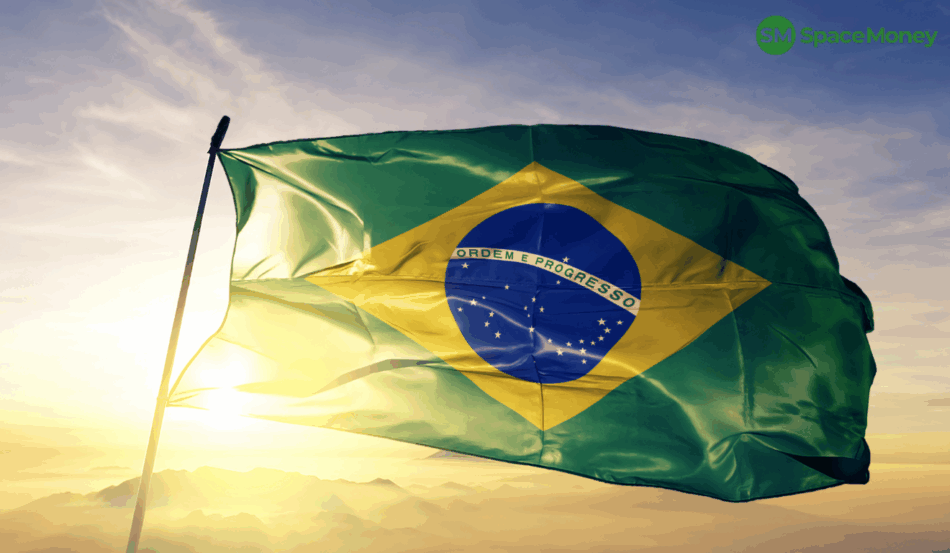 Bandeira do Brasil tremulando com céu azul e sol. Símbolo do crescimento do PIB brasileiro. Bandeira do Brasil tremulando com céu azul e sol. Símbolo do crescimento do PIB brasileiro.