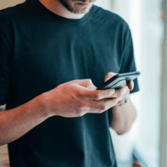 Homem usando smartphone para acessar carteira digital e realizar pagamentos com cartão de crédito online