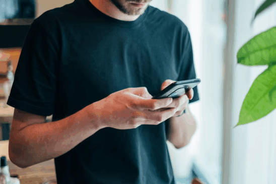Homem usando smartphone para acessar carteira digital e realizar pagamentos com cartão de crédito online