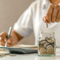 Investidor planejando como juntar R$ 10 mil em um ano com renda fixa