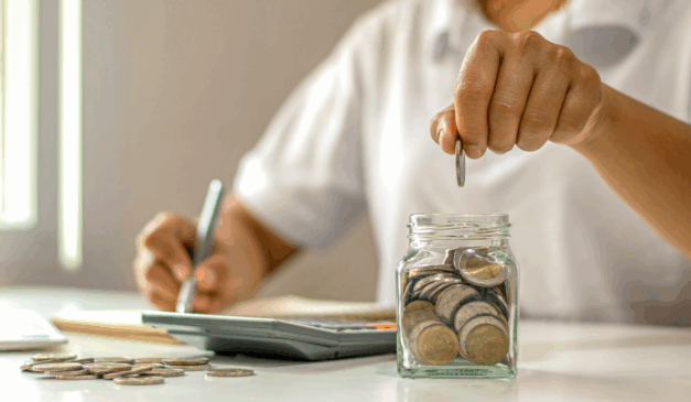 Investidor planejando como juntar R$ 10 mil em um ano com renda fixa