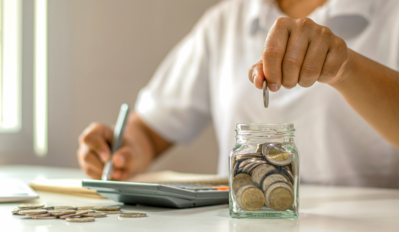 Investidor planejando como juntar R$ 10 mil em um ano com renda fixa