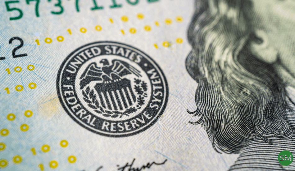 Símbolo do Federal Reserve em nota de dólar, representando expectativa de corte de juros pelo Fed.