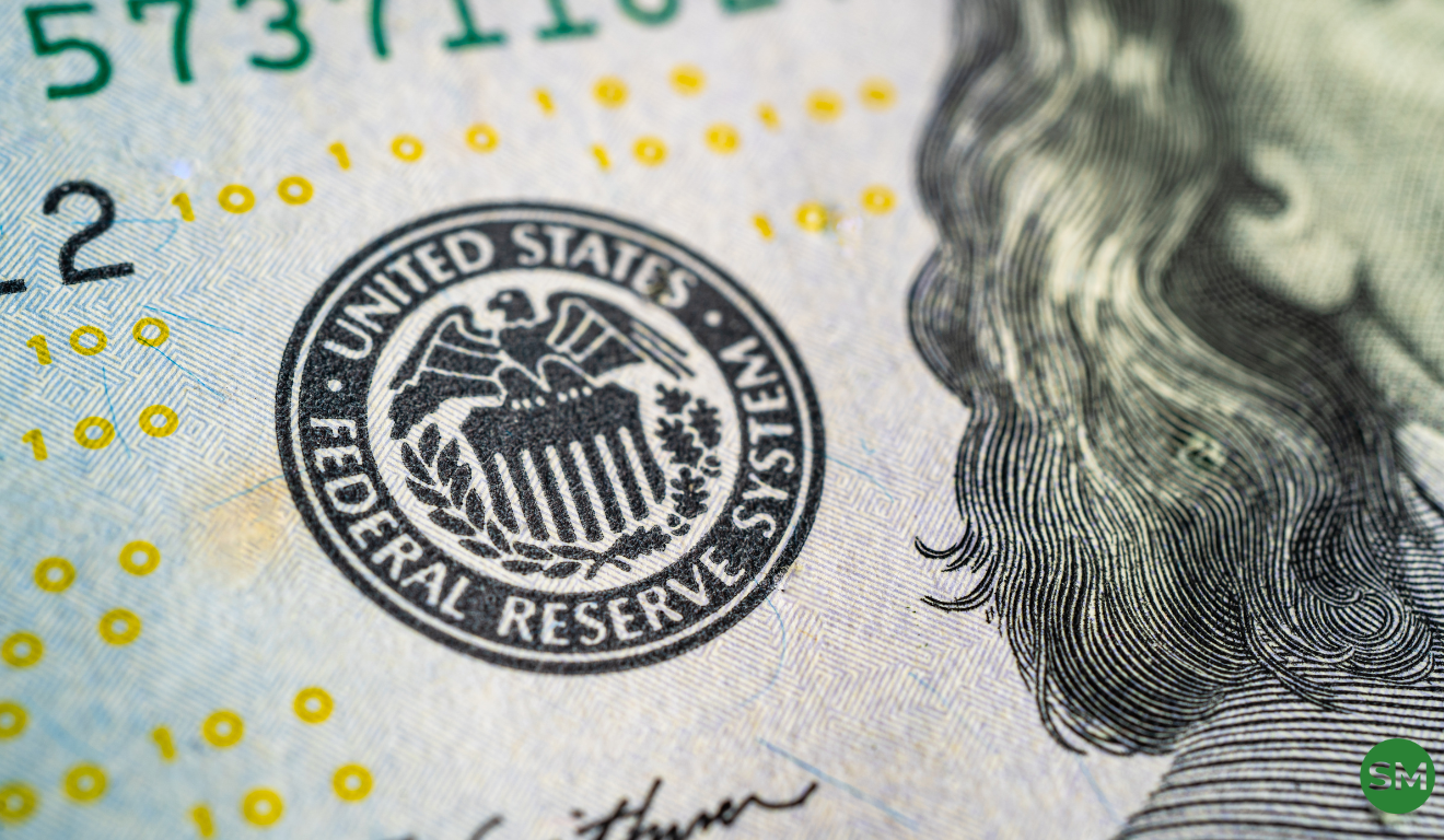 Símbolo do Federal Reserve em nota de dólar, representando expectativa de corte de juros pelo Fed.