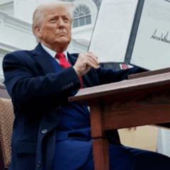 Donald Trump em um púlpito, com um microfone à sua frente, falando em um evento. A imagem ilustra a audiência sobre as relações comerciais entre EUA e Brasil.