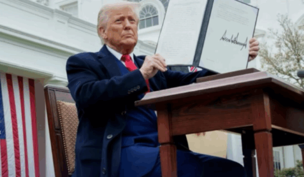 Donald Trump em um púlpito, com um microfone à sua frente, falando em um evento. A imagem ilustra a audiência sobre as relações comerciais entre EUA e Brasil.