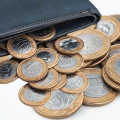 Moedas de real em detalhe, simbolizando o Drex, moeda digital do Brasil em 2026.