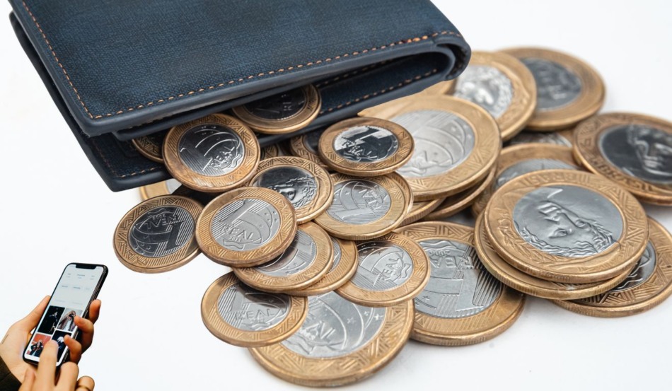 Moedas de real em detalhe, simbolizando o Drex, moeda digital do Brasil em 2026.