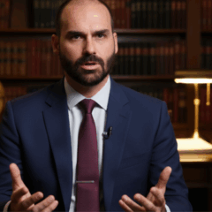 Eduardo Bolsonaro é denunciado pela PGR por coação no processo que condenou Jair Bolsonaro.