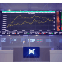Painel da B3 exibindo gráfico do Ibovespa em alta, com recordes históricos de pontos na bolsa de valores.