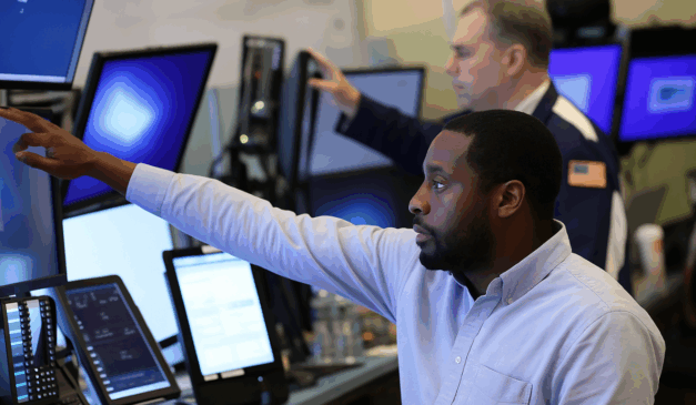 Dois traders em frente a múltiplos monitores analisando dados financeiros durante a venda de bônus globais.