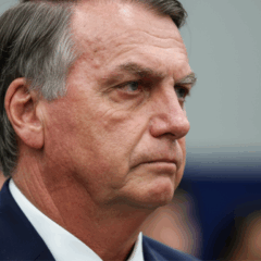 Ex-presidente Jair Bolsonaro durante sessão, em destaque após condenação homologada pelo STF
