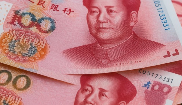Notas de 100 yuans em Xangai; yuan forte impulsiona moedas emergentes e o real