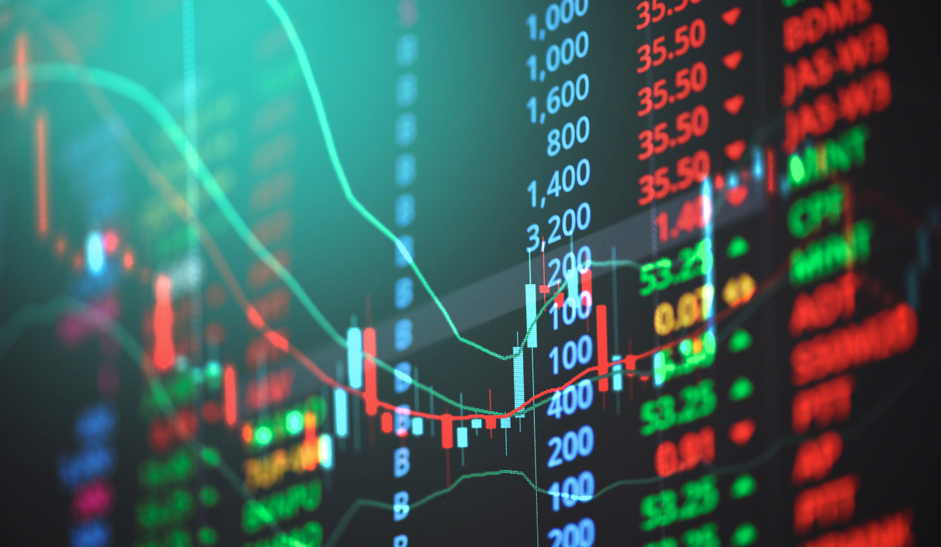 Painel financeiro exibe variação do Ibovespa, dólar e política monetária do Fed.