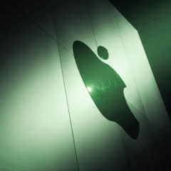 Logotipo da Apple iluminado em fachada, representando recorde de US$ 4 trilhões.