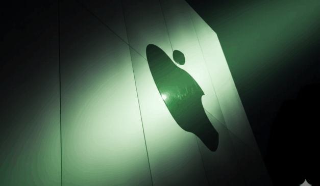 Logotipo da Apple iluminado em fachada, representando recorde de US$ 4 trilhões. Logotipo da Apple iluminado em fachada, representando recorde de US$ 4 trilhões.