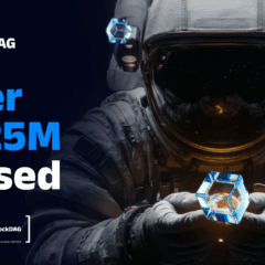 Astronauta segurando cubo representando a BlockDAG e o marco de US$ 425 milhões arrecadados