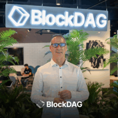 Antony Turner, CEO da BlockDAG, em escritório moderno representando liderança e transparência no projeto cripto.