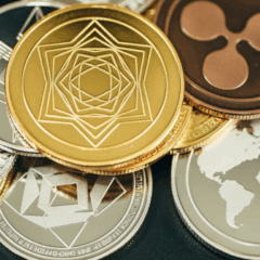 Várias moedas físicas de criptomoedas empilhadas, incluindo Bitcoin, Ethereum, Ripple e outras, simbolizando o mercado global de ativos digitais.