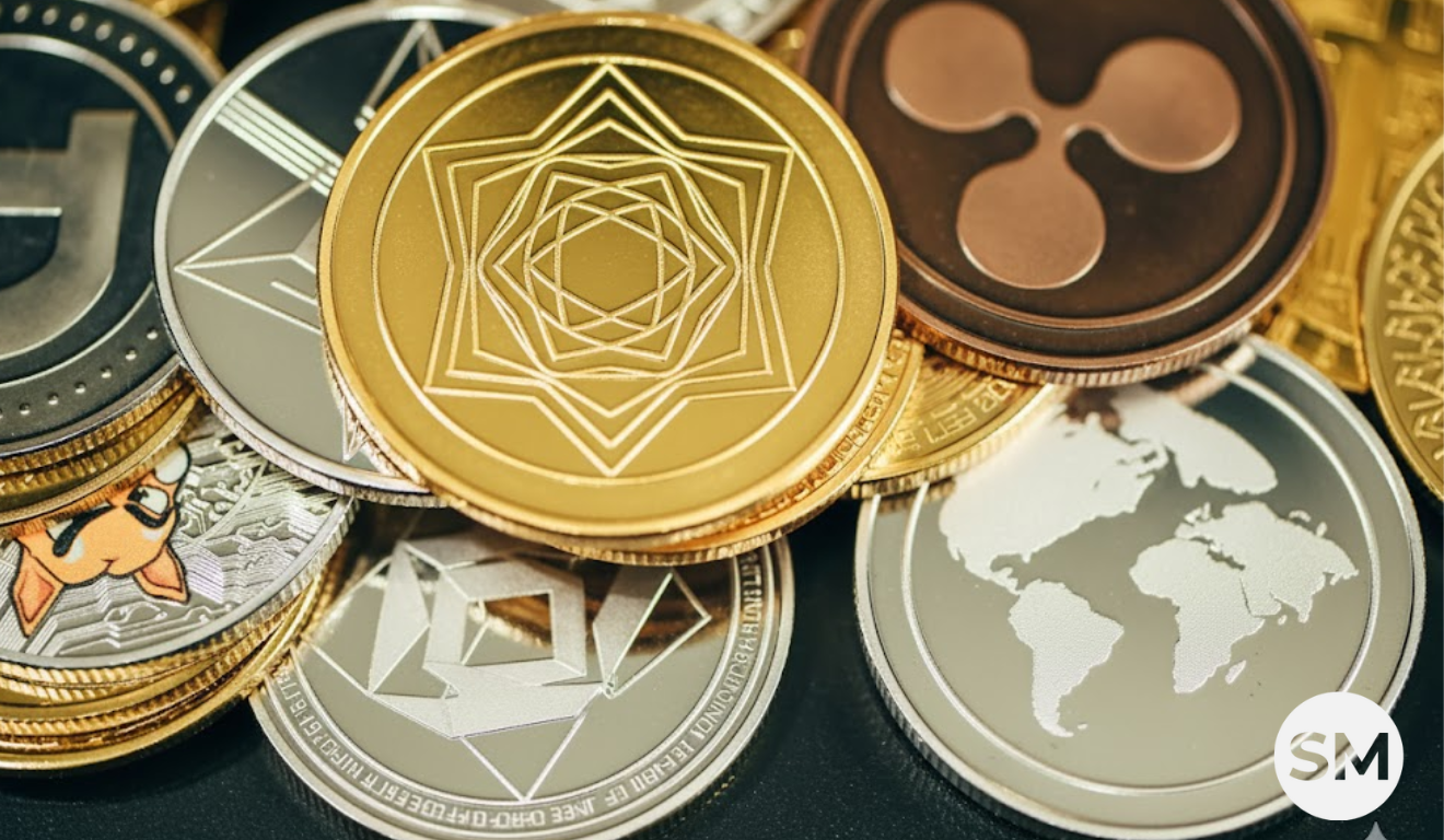 Várias moedas físicas de criptomoedas empilhadas, incluindo Bitcoin, Ethereum, Ripple e outras, simbolizando o mercado global de ativos digitais.