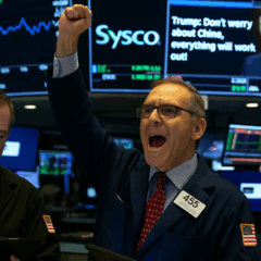 Traders na Bolsa de Nova York reagem à forte recuperação do mercado após declarações de Donald Trump sobre as tarifas à China.